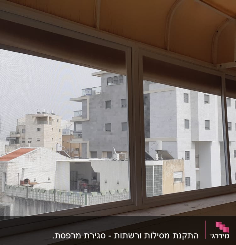 מסגרת אלומיניום לחלון עם רשת שקופה